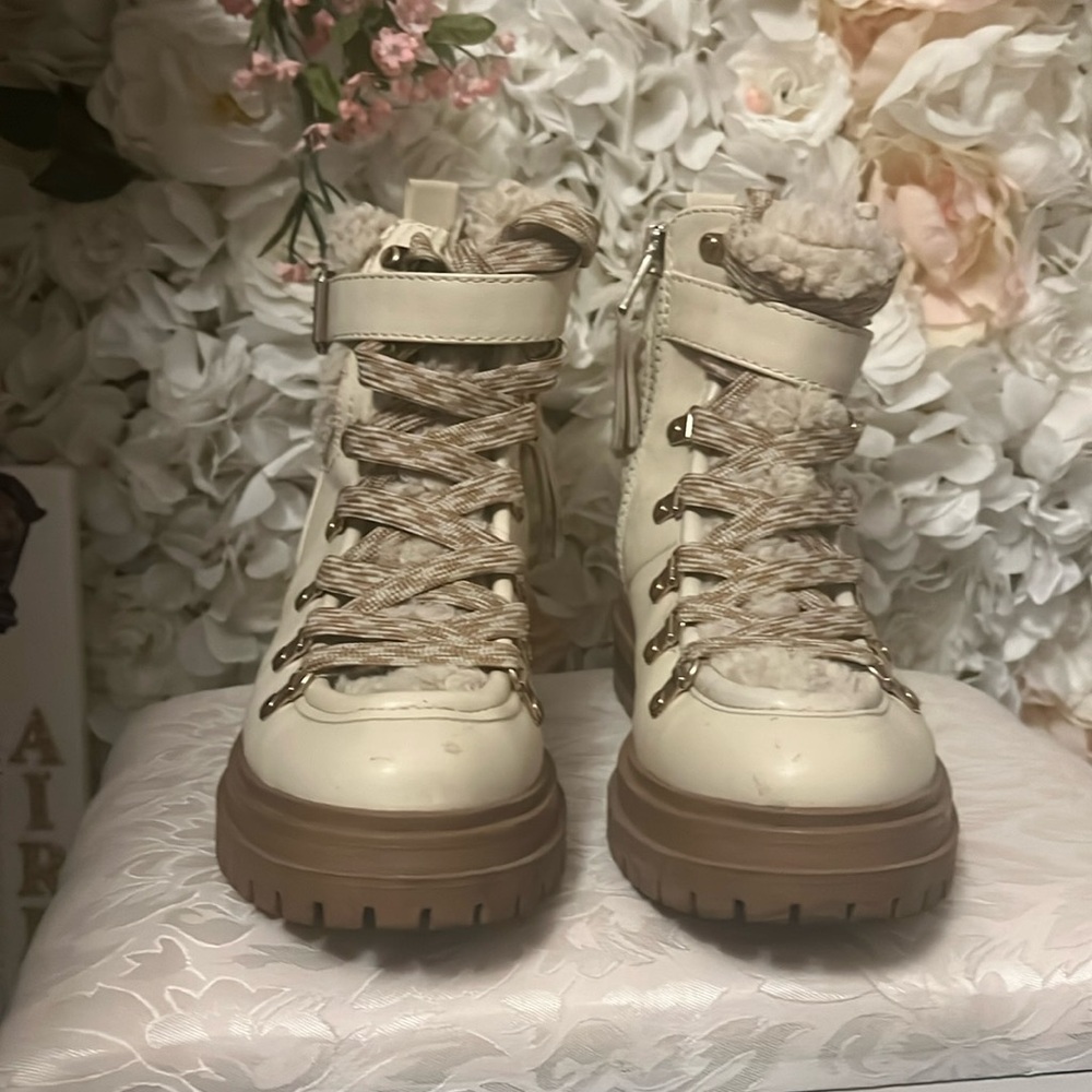 Snow boots